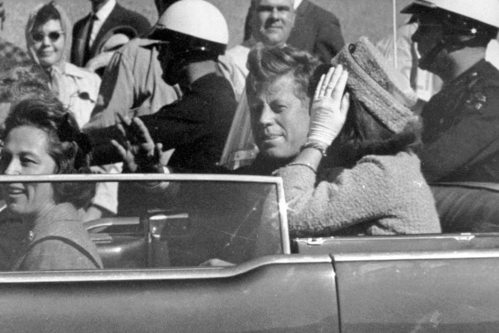 Nur wenige Augenblicke vor dem Attentat auf den 35. Präsidenten der USA: John F. Kennedy und seine Frau Jackie in Dallas.