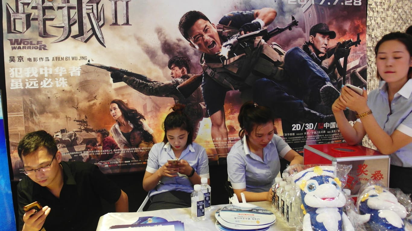Ein Filmplakat wirbt in der Provinz Hubei für den Streifen "Wolf Warrior II".
