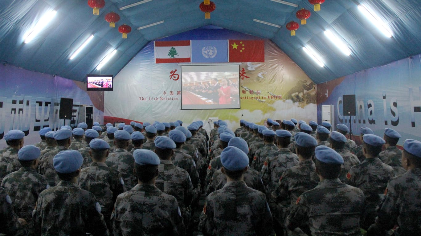 Chinesische UN-Blauhelmsoldaten verfolgen die Eröffnung des Parteikongresses in ihrer Basis im Libanon.