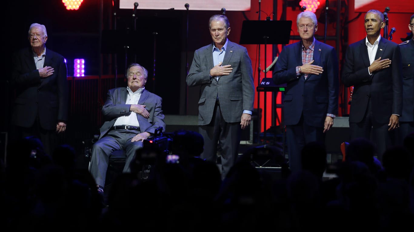 Jimmy Carter, George Bush, George W. Bush, Bill Clinton und Barack Obama legen während des Abspielens der US-Nationalhymne die Hand auf die Brust.