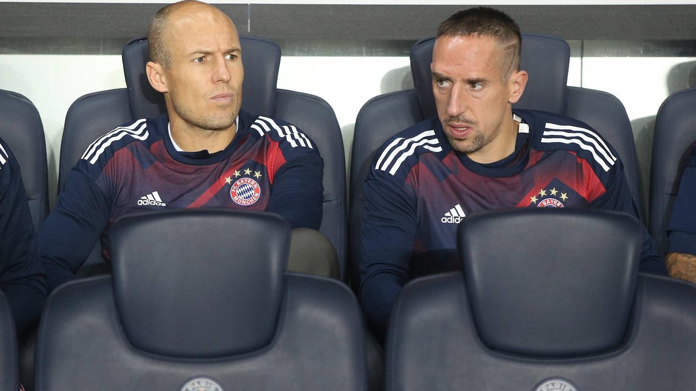 Arjen Robben und Franck Ribéry auf der Bayern-Bank - hier beim 0:3 in Paris.