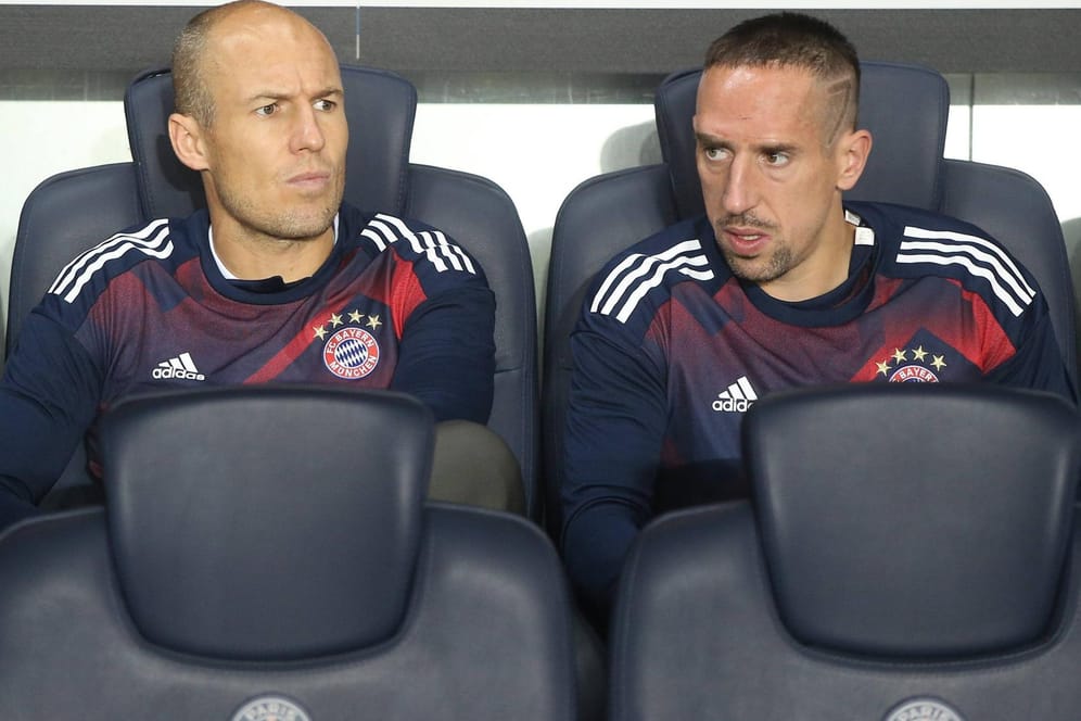 Arjen Robben und Franck Ribéry auf der Bayern-Bank - hier beim 0:3 in Paris.