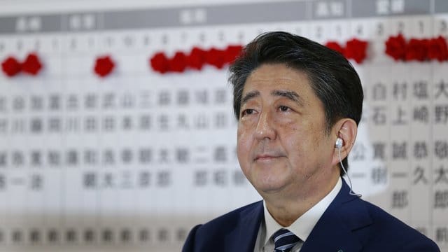Der japanische Premierminister Shinzo Abe ist Sieger der Unterhauswahl. Der japanische Premierminister Shinzo Abe ist Sieger der Unterhauswahl.