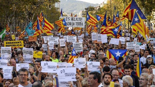 Demonstranten protestieren in Barcelona gegen die Inhaftierung von zwei führenden Aktivisten der separatistischen Bewegung. Demonstranten protestieren in Barcelona gegen die Inhaftierung von zwei führenden Aktivisten der separatistischen Bewegung.