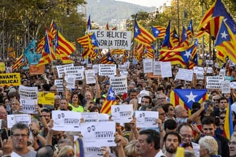 Demonstranten protestieren in Barcelona gegen die Inhaftierung von zwei führenden Aktivisten der separatistischen Bewegung.