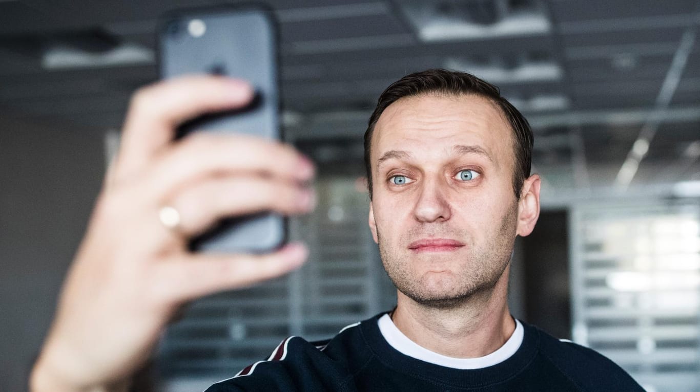 Der russische Oppositionsführer Alexej Nawalny nimmt am Tag seiner Entlassung ein Selfie von sich auf.