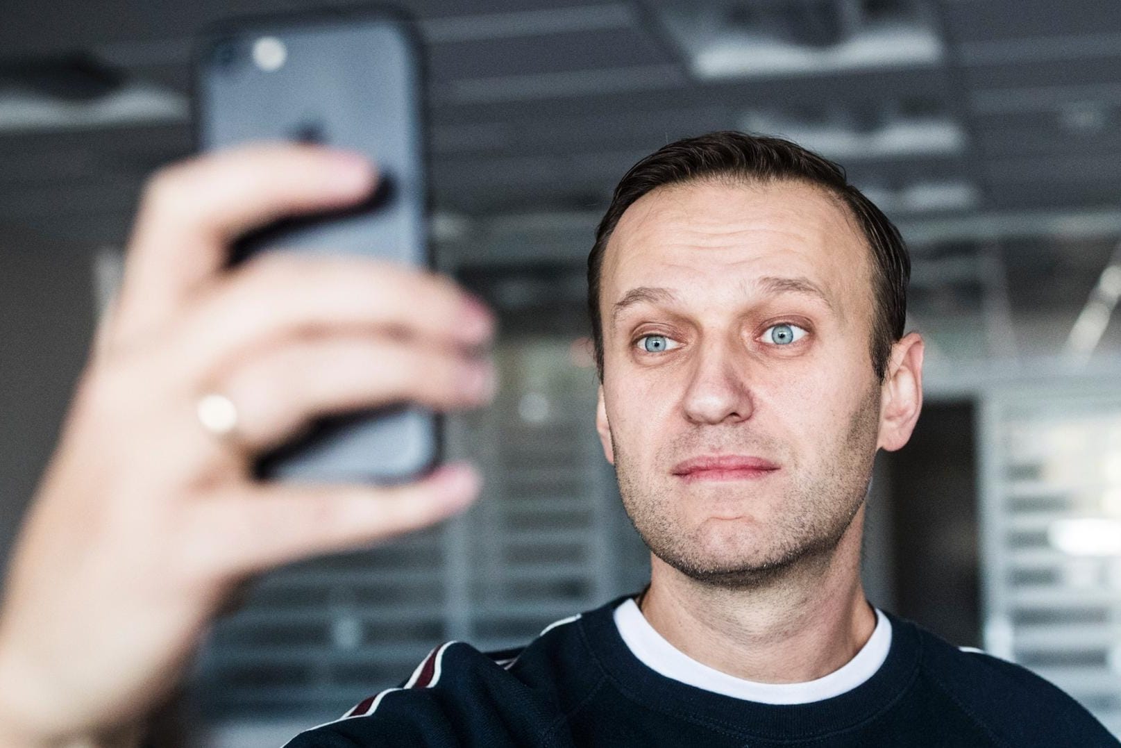 Der russische Oppositionsführer Alexej Nawalny nimmt am Tag seiner Entlassung ein Selfie von sich auf.
