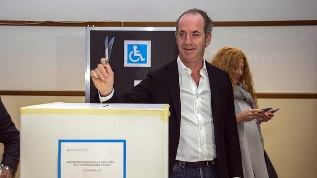 Luca Zaia, der Präsident von Venetien, bei der Stimmabgabe: "Wir haben seit jeher gesagt, dass wir diesen Weg zur Autonomie wollen. Luca Zaia, der Präsident von Venetien, bei der Stimmabgabe: "Wir haben seit jeher gesagt, dass wir diesen Weg zur Autonomie wollen.