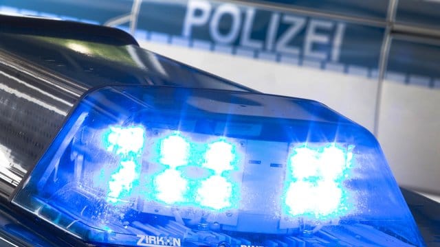 Ein Blaulicht leuchtet auf dem Dach eines Polizeiwagens: In Hanau wurden vier Passanten angegriffen.