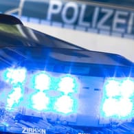 Ein Blaulicht leuchtet auf dem Dach eines Polizeiwagens: In Hanau wurden vier Passanten angegriffen.