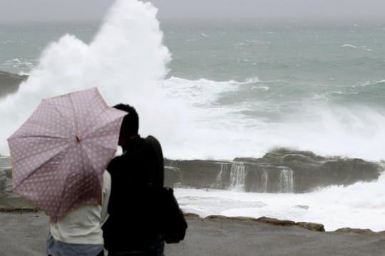 Hohe Wellen peitschen an die Küste bei Shirahama.
