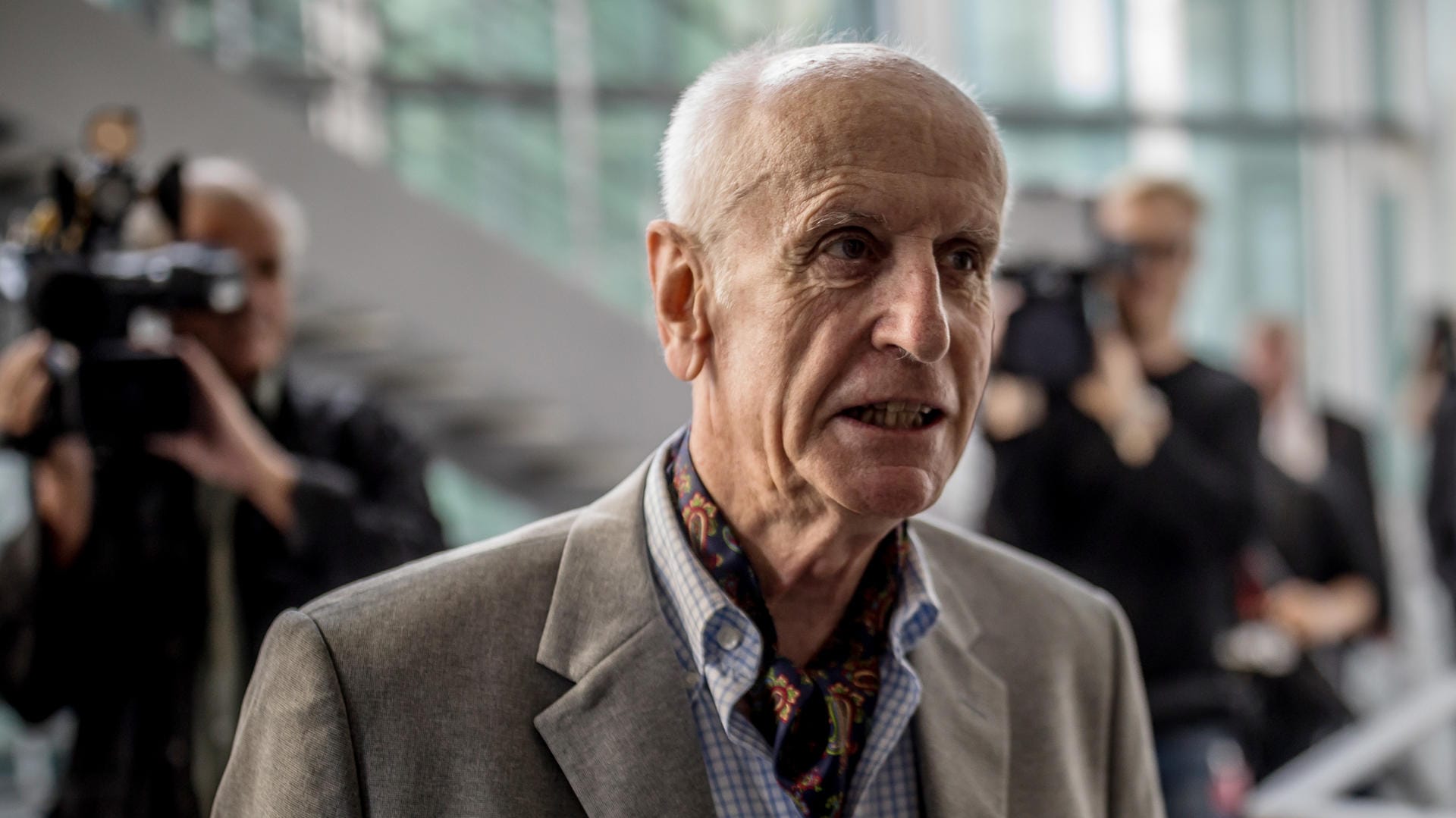 Der frühere Frankfurter Stadtkämmerer, Albrecht Glaser, trifft in Berlin zur Sitzung der AfD-Bundestagsfraktion ein. Der frühere Frankfurter Stadtkämmerer, Albrecht Glaser, trifft in Berlin zur Sitzung der AfD-Bundestagsfraktion ein.