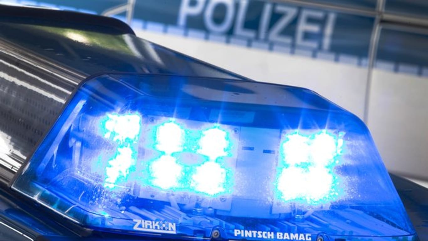 Ein Blaulicht leuchtet auf dem Dach eines Polizeiwagens (Symbolbild): In Brandenburg an der Havel wurden mehrere Wohnungen durchsucht.