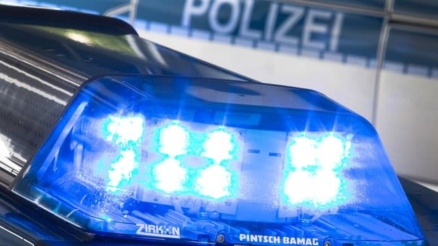 Ein Blaulicht leuchtet auf dem Dach eines Polizeiwagens (Symbolbild): In Brandenburg an der Havel wurden mehrere Wohnungen durchsucht. Ein Blaulicht leuchtet auf dem Dach eines Polizeiwagens (Symbolbild): In Brandenburg an der Havel wurden mehrere Wohnungen durchsucht.