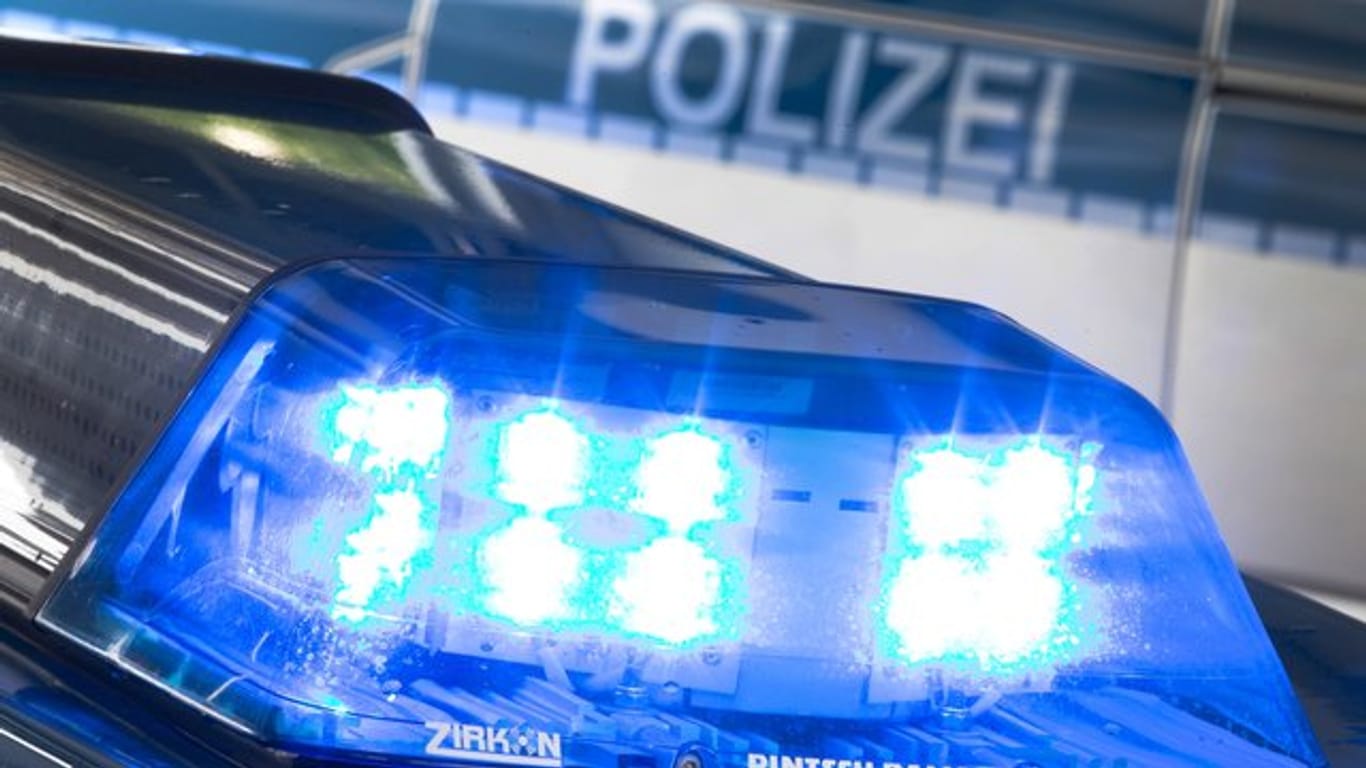 Das Blaulicht eines Polizeiwagens: In Nordrhein-Westfalen ist ein Jugendlicher aus dem Fenster gefallen und gestorben.