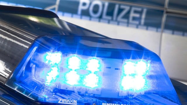 Das Blaulicht eines Polizeiwagens: In Nordrhein-Westfalen ist ein Jugendlicher aus dem Fenster gefallen und gestorben.