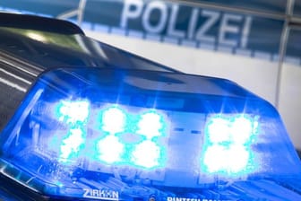 Das Blaulicht eines Polizeiwagens: In Nordrhein-Westfalen ist ein Jugendlicher aus dem Fenster gefallen und gestorben.