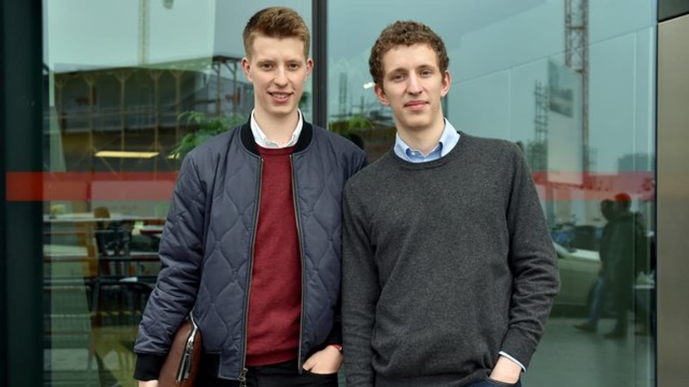 Die Brüder Maxim (l) und Raphael Nitsche haben eine millionenschwere Mathe-App für Schüler entwickelt.