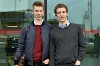 Die Brüder Maxim (l) und Raphael Nitsche haben eine millionenschwere Mathe-App für Schüler entwickelt.