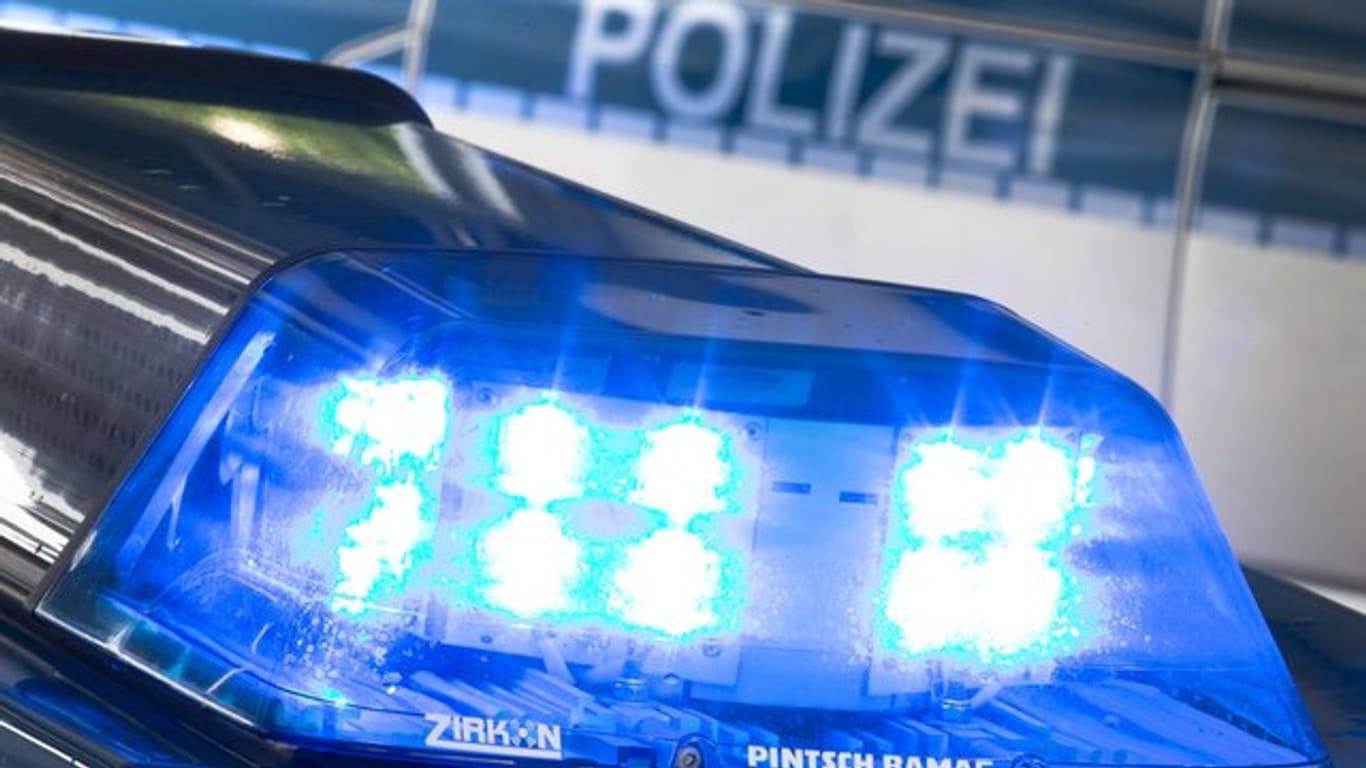 Ein Blaulicht leuchtet auf dem Dach eines Polizeiwagens: Ein französischer Diplomat wurde in Gewahrsam genommen.