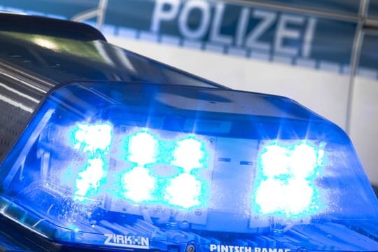 Ein Blaulicht leuchtet auf dem Dach eines Polizeiwagens: Ein französischer Diplomat wurde in Gewahrsam genommen.