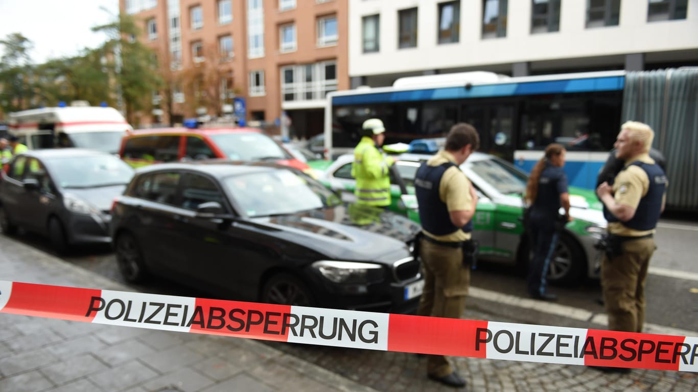 Mehrere Menschen sind in München von einem Mann mit einem Messer angegriffen und verletzt worden.