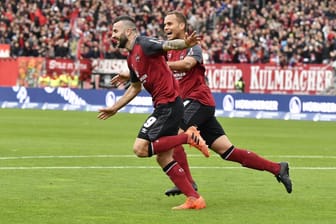 Torjubel nach dem Treffer zum 1:0 durch Mikael Ishak (1. FC Nürnberg).