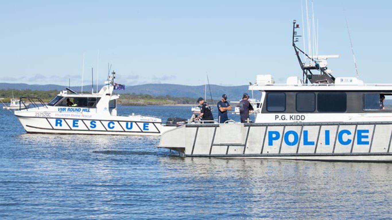 Polizeitaucher setzen ihre Suche nach vier Fischern fort, die nach einem Sturm mit ihrem Boot untergegangen sind.