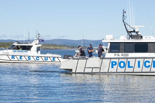 Polizeitaucher setzen ihre Suche nach vier Fischern fort, die nach einem Sturm mit ihrem Boot untergegangen sind.