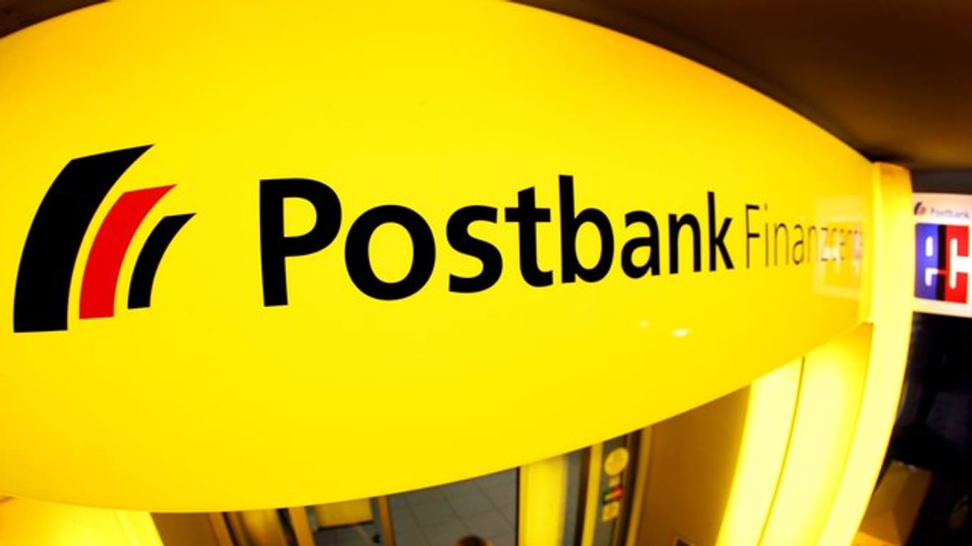 Das Logo der Postbank über dem Eingang einer Filiale.
