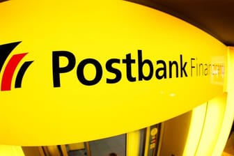 Das Logo der Postbank über dem Eingang einer Filiale.