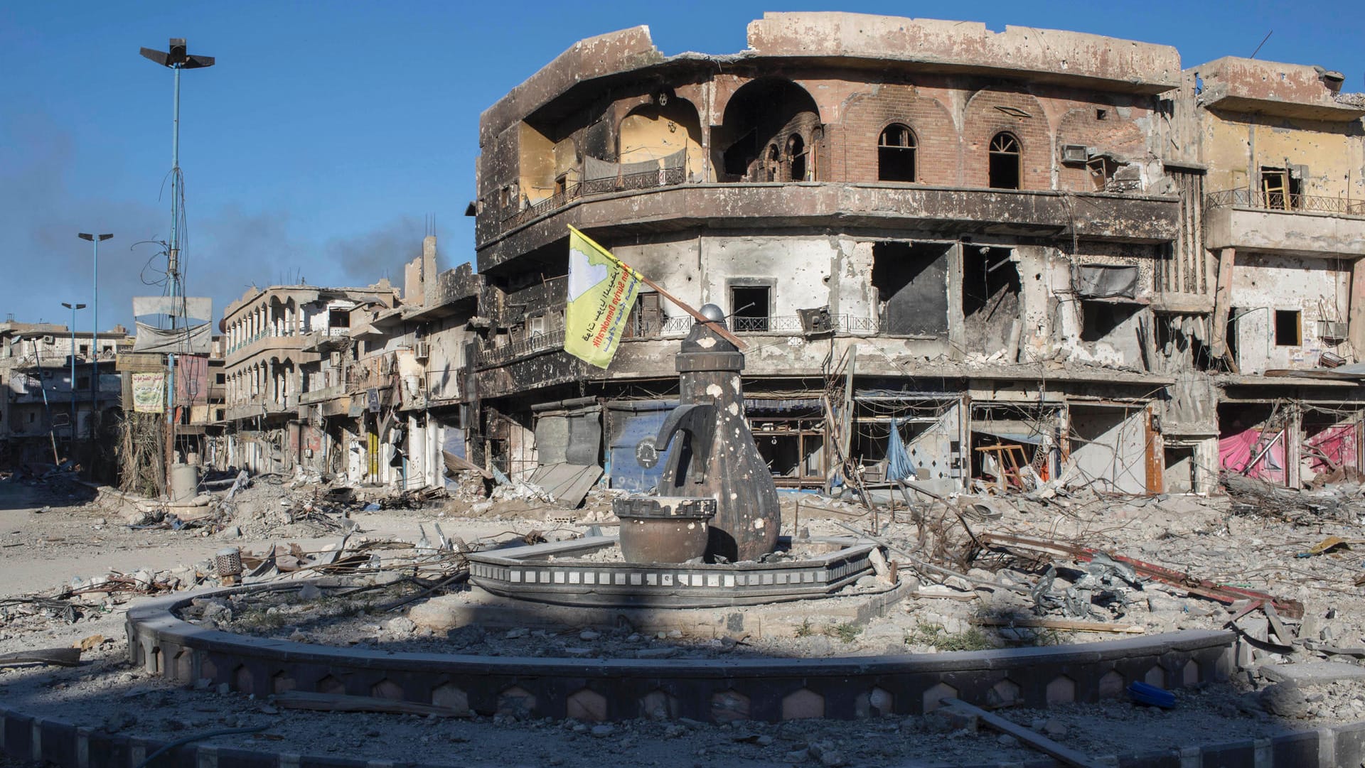 Die Stadt wurde vom IS befreit, doch der Krieg hat seine Spuren hinterlassen. Die Stadt wurde vom IS befreit, doch der Krieg hat seine Spuren hinterlassen.