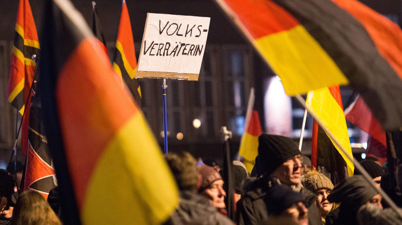 "Volksverräterin"-Plakat bei einer Pegida-Kundgebung in Duisburg.