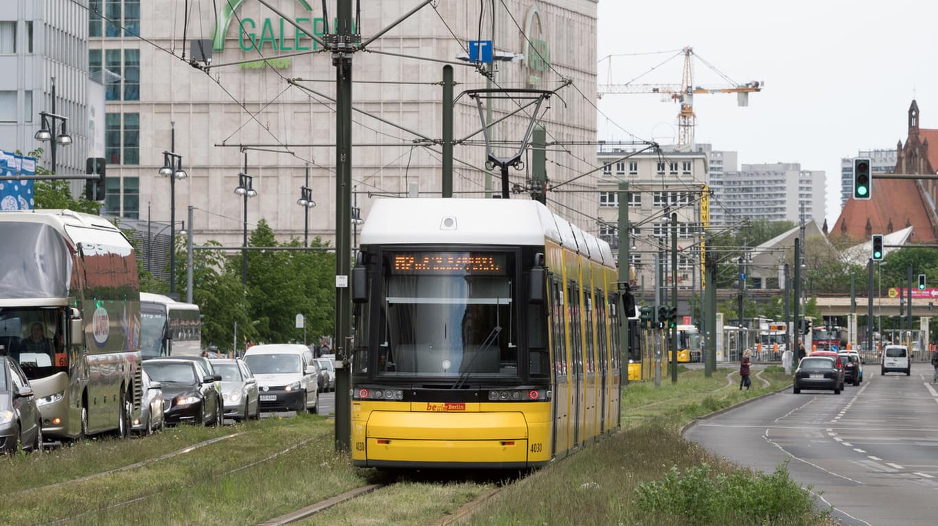 Eine Straßenbahn in Berlin.