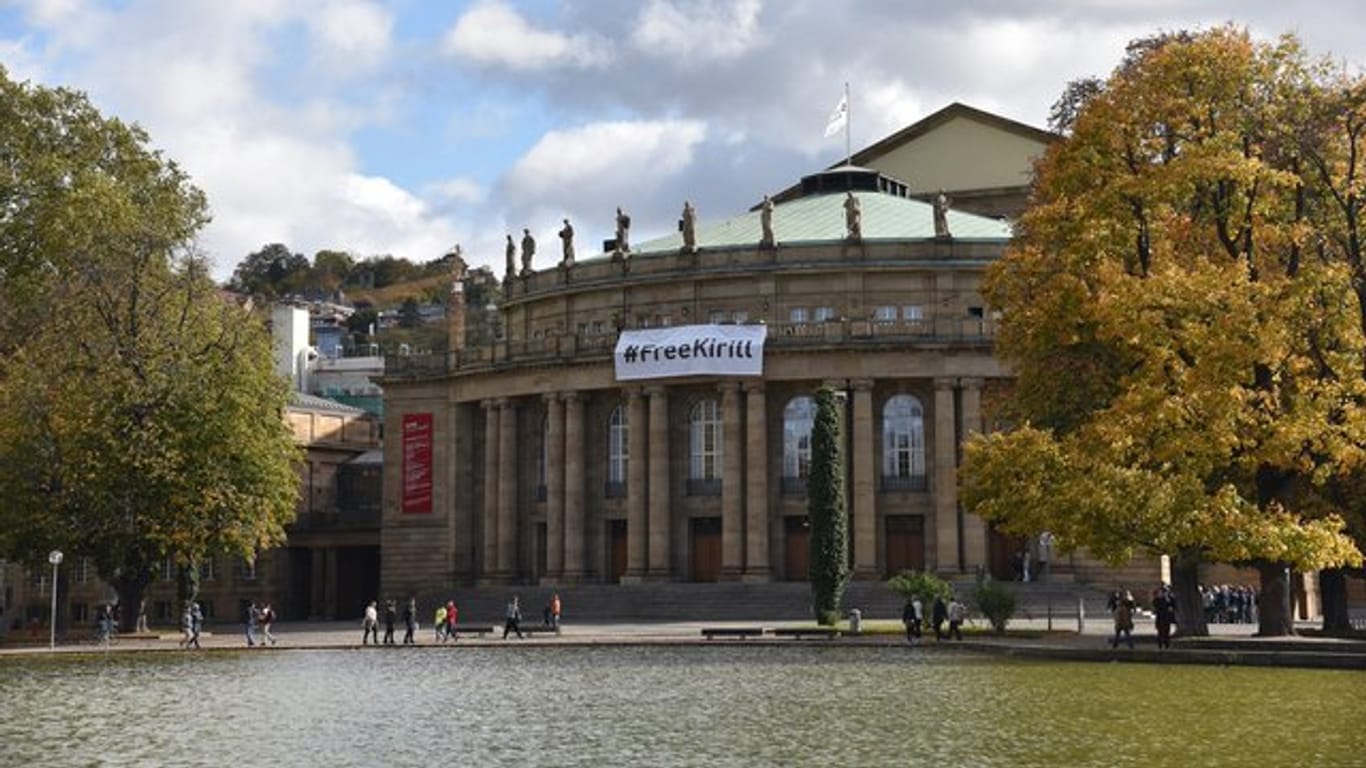 Ein Banner mit der Aufschrift "Free Kirill" (Freiheit für Kirill) über dem Portal der Oper in Stuttgart.