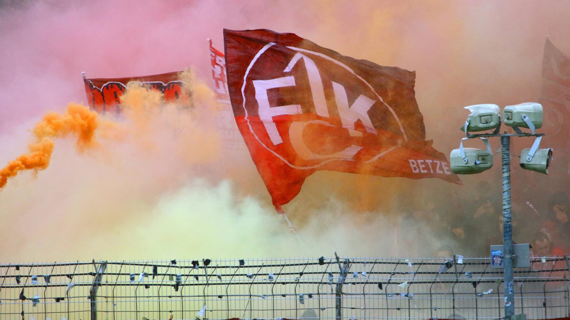 Vermummte Chaoten des 1. FC Kaiserslautern sorgten für einen Zwischenfall Vermummte Chaoten des 1. FC Kaiserslautern sorgten für einen Zwischenfall