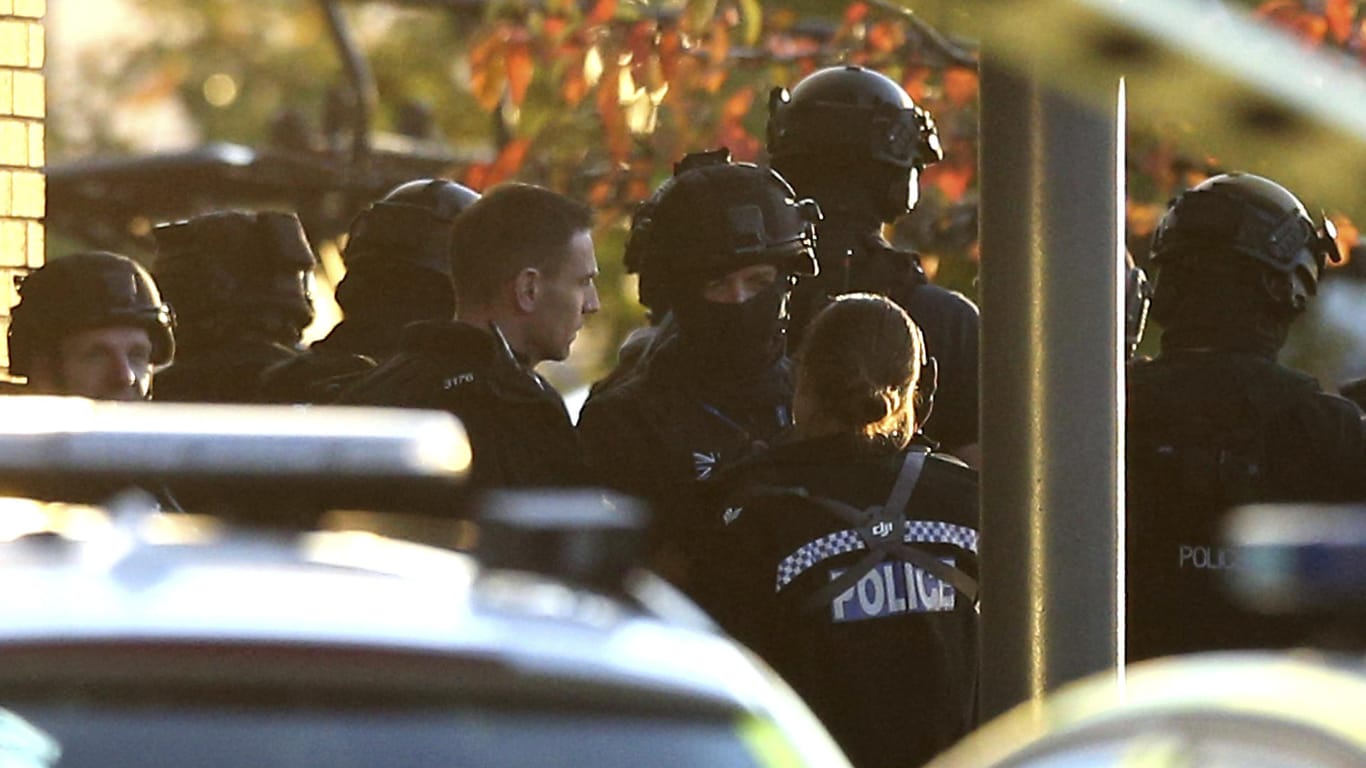 Spezialeinsatzkräfte der Polizei haben sich unweit der Bowlinghalle in Nuneaton postiert.
