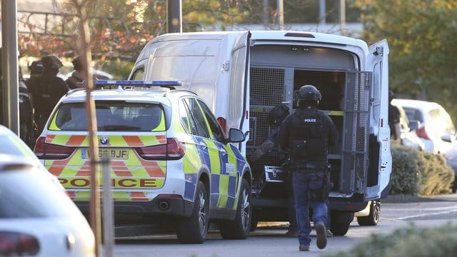 Polizisten beim Einsatz im britischen Nuneaton.