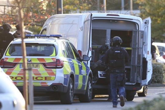 Polizisten beim Einsatz im britischen Nuneaton.
