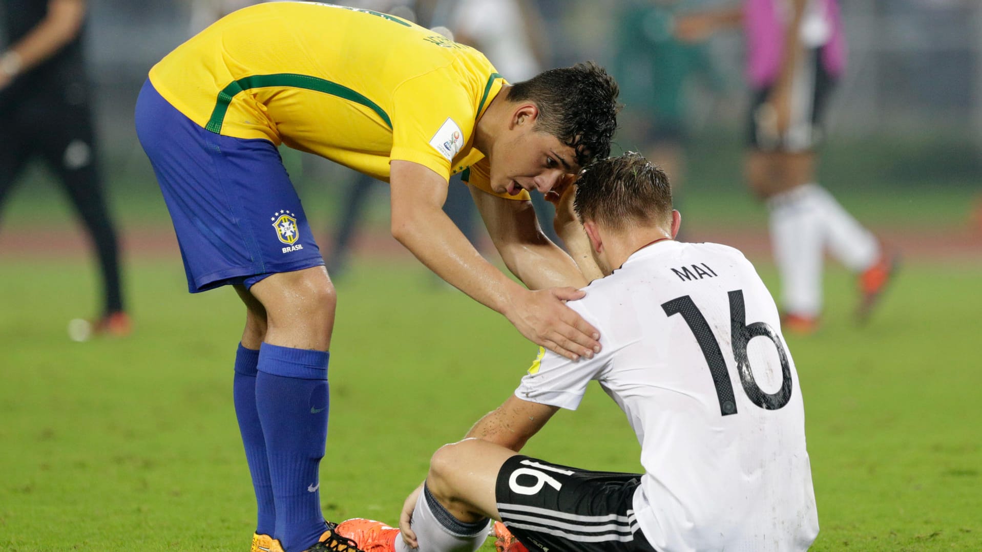 Lucal Halter (l) tröstet nach dem Sieg seiner Mannschaft den Deutschen Lars Mai.