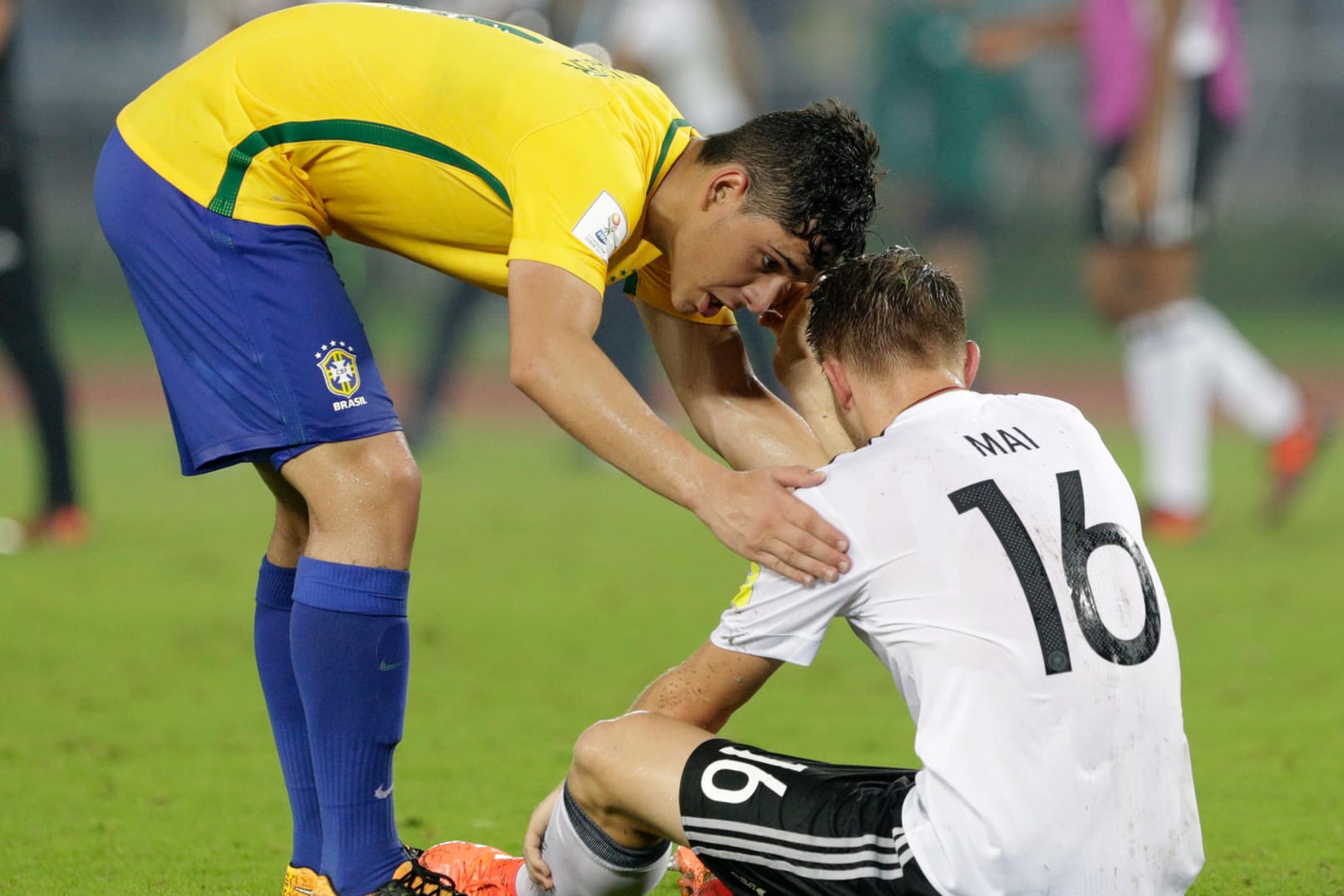 Lucal Halter (l) tröstet nach dem Sieg seiner Mannschaft den Deutschen Lars Mai.