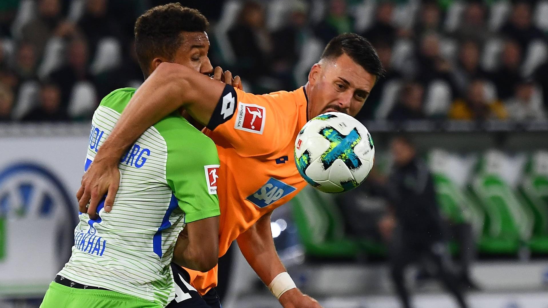 Felix Uduokhai (l.) rettete Wolfsburg mit seinem späten Ausgleichstreffer. Felix Uduokhai (l.) rettete Wolfsburg mit seinem späten Ausgleichstreffer.