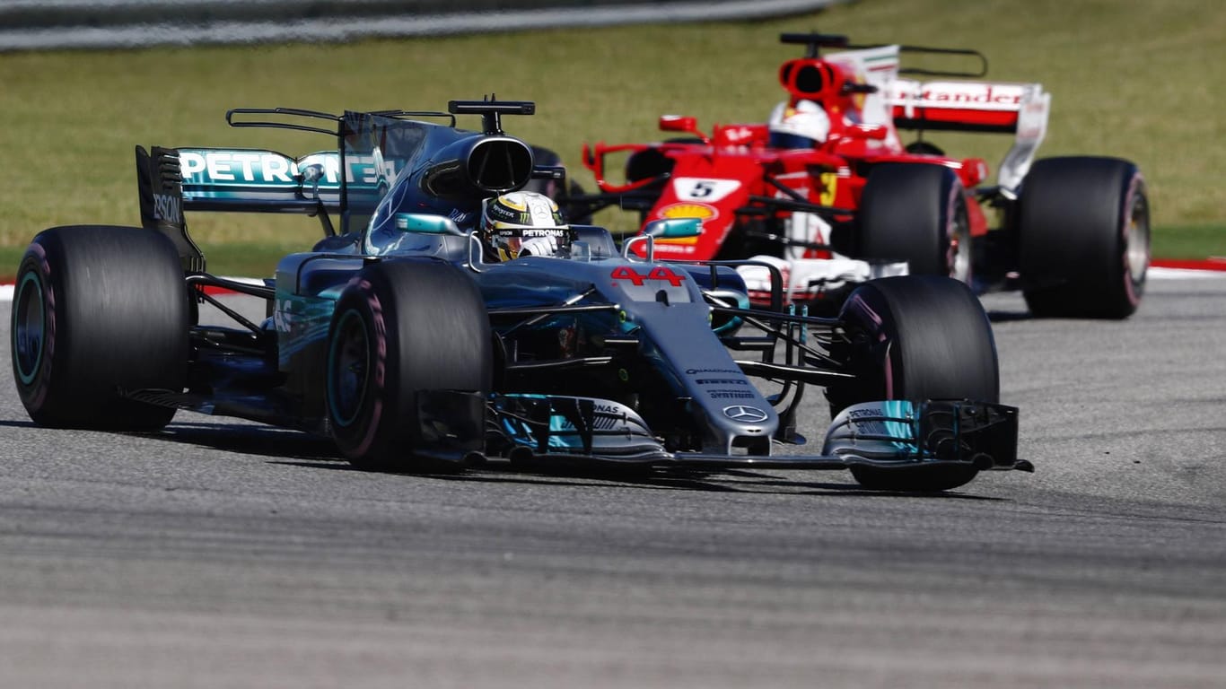 Sebastian Vettel (hinten) konnte Lewis Hamilton nur hinterher.