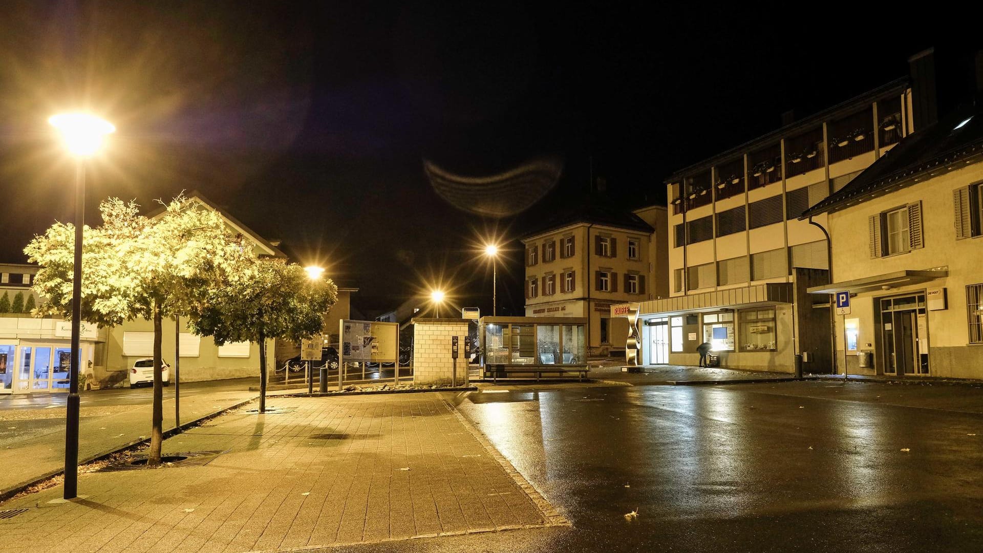 Ein 17-Jähriger hat im Zentrum von Flums im Kanton St. Gallen mehrere Menschen mit einer Axt angegriffen und verletzt. Ein 17-Jähriger hat im Zentrum von Flums im Kanton St. Gallen mehrere Menschen mit einer Axt angegriffen und verletzt.