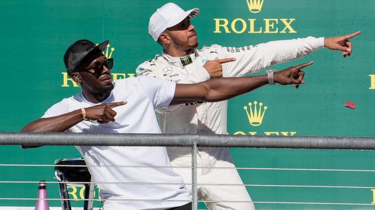 Lewis Hamilton (r.) und Sprint-Legende Usain Bolt auf dem Siegerpodest.