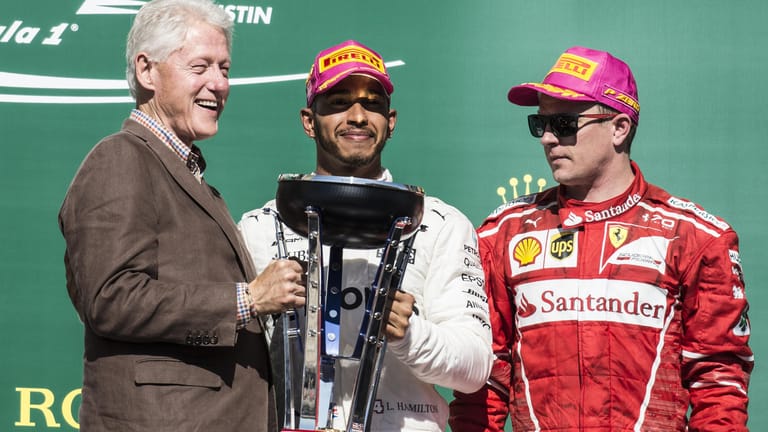 Lewis Hamilton mit dem ehemaligen US-Präsidenten Bill Clinton (l.) und Ferrari-Pilot Kimi Raikkonen.