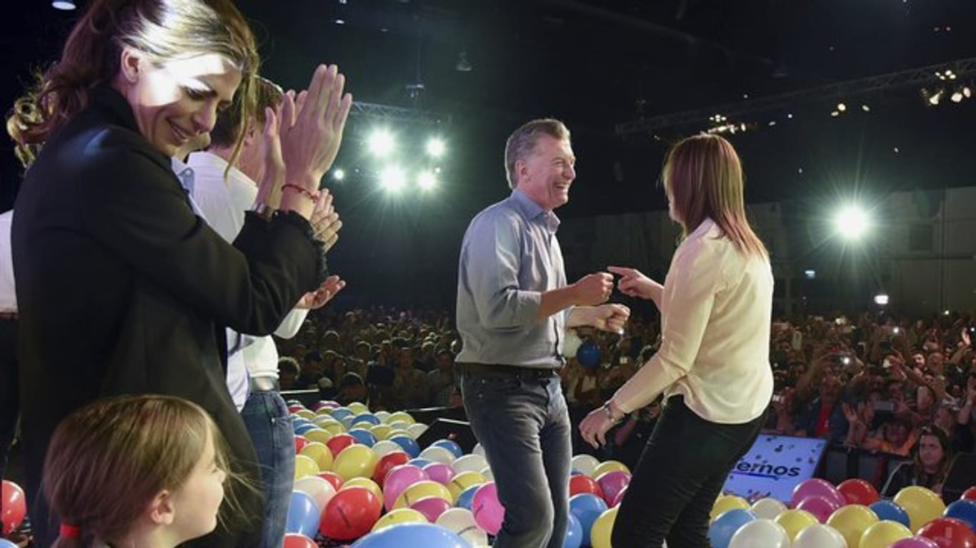 Macri tanzt nach der Wahl mit der Gouverneurin von Buenos Aires, Maria Eugenia Vidal.