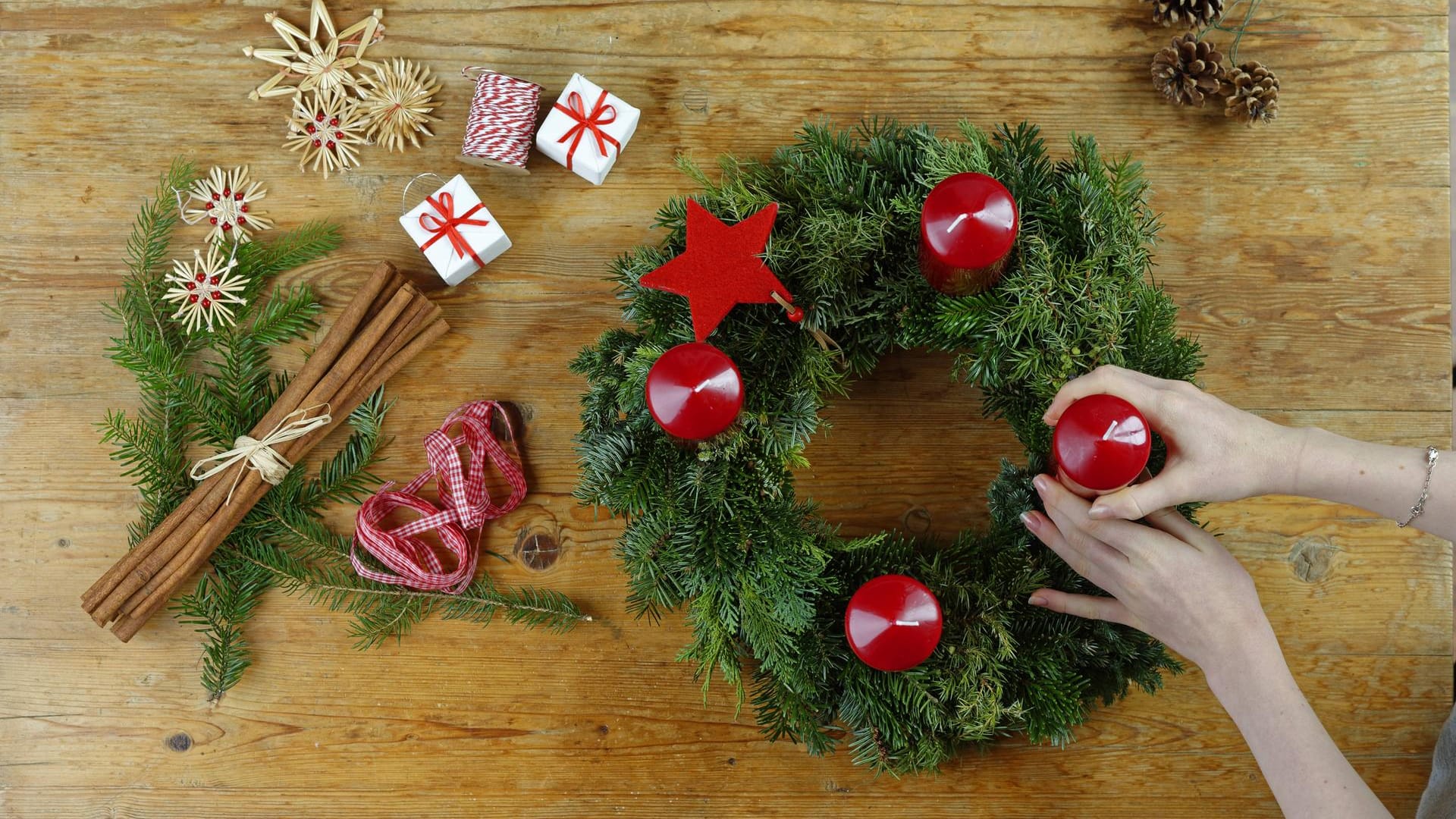 Adventskranz mit roten Kerzen wird vorbereitet