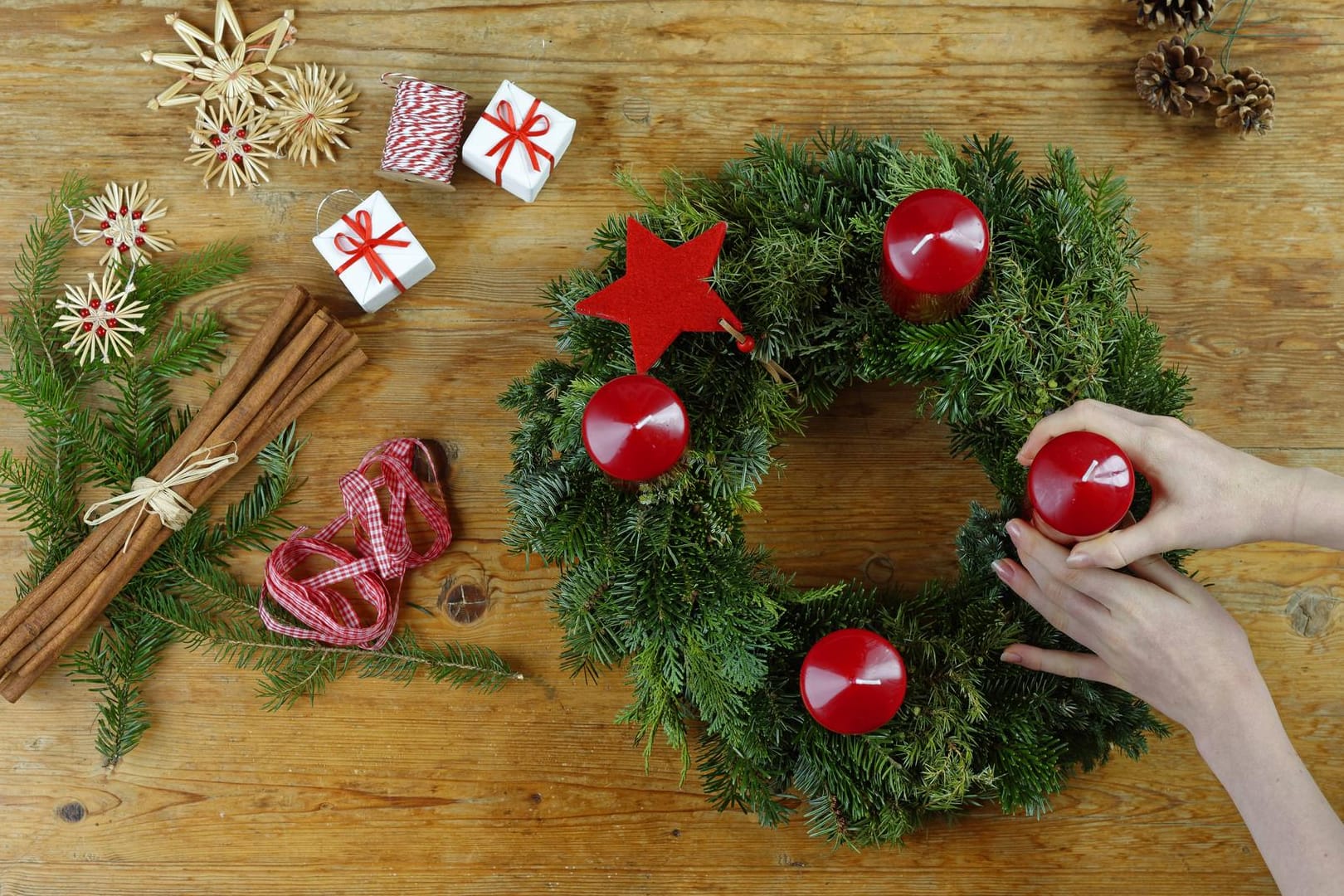 Adventskranz mit roten Kerzen wird vorbereitet