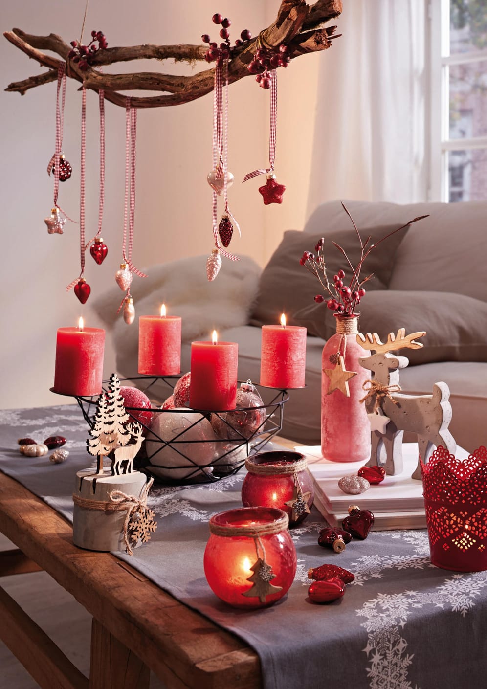 Weihnachtliche Dekoration mit Adventskranz, roten Beeren und Holzrentier